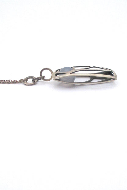 profile Elis Kauppi for Kupittaan Kulta Finland vintage Scandinavian Modern pendant necklace silver chalcedony bird 1966