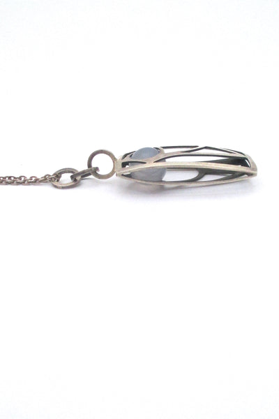 profile Elis Kauppi for Kupittaan Kulta Finland vintage Scandinavian Modern pendant necklace silver chalcedony bird 1966