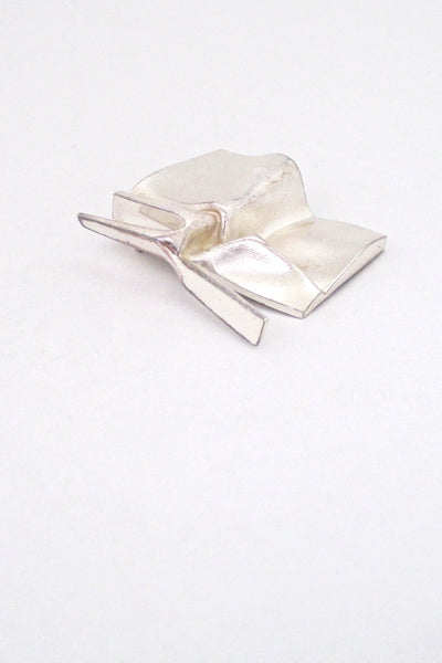 detail Bjorn Weckstrom for Lapponia Finland vintage silver sculptural brooch pendant