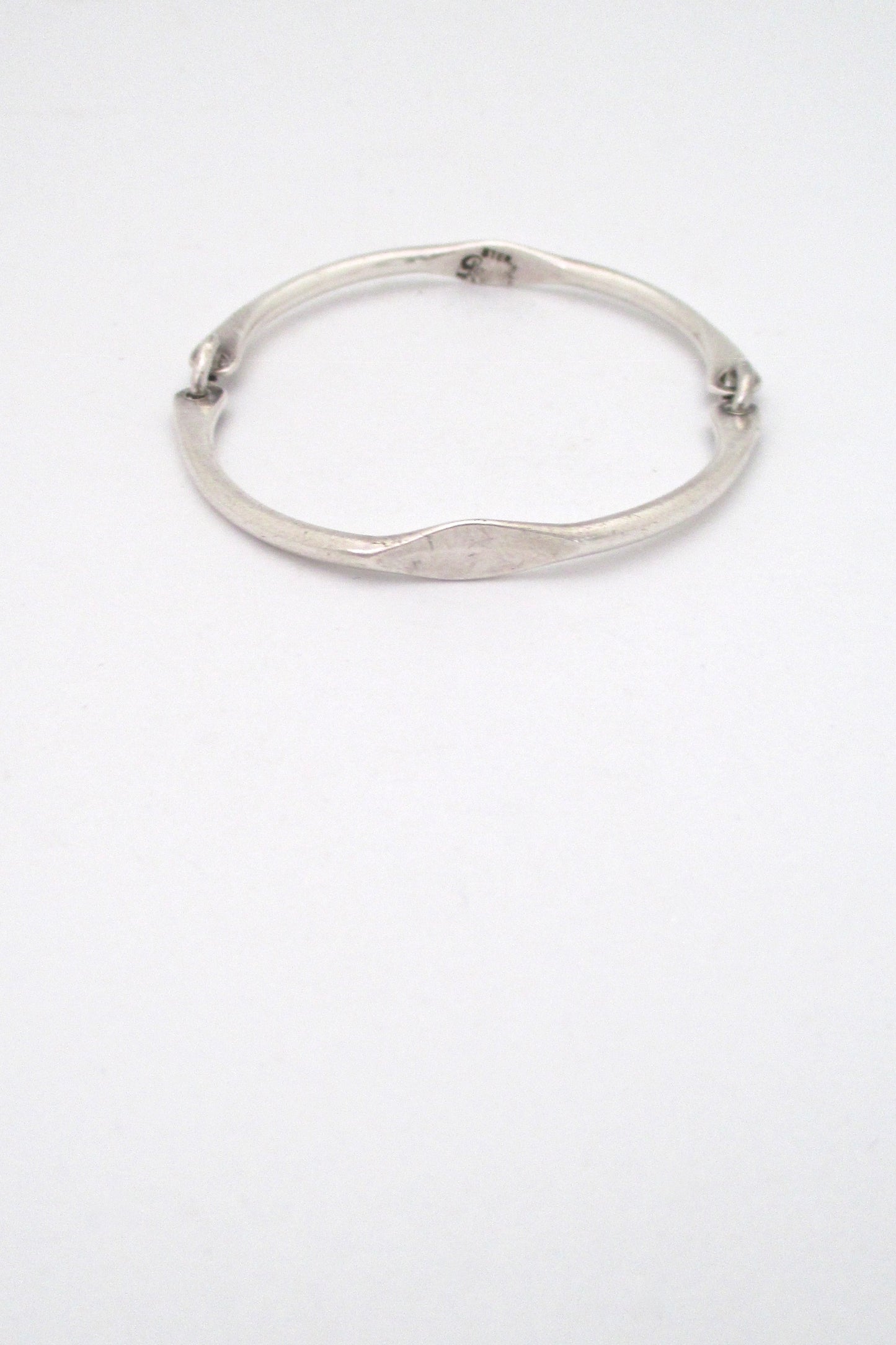 detail Rafael Alfanadary Canada vintage sterling silver hinged bangle bracelet