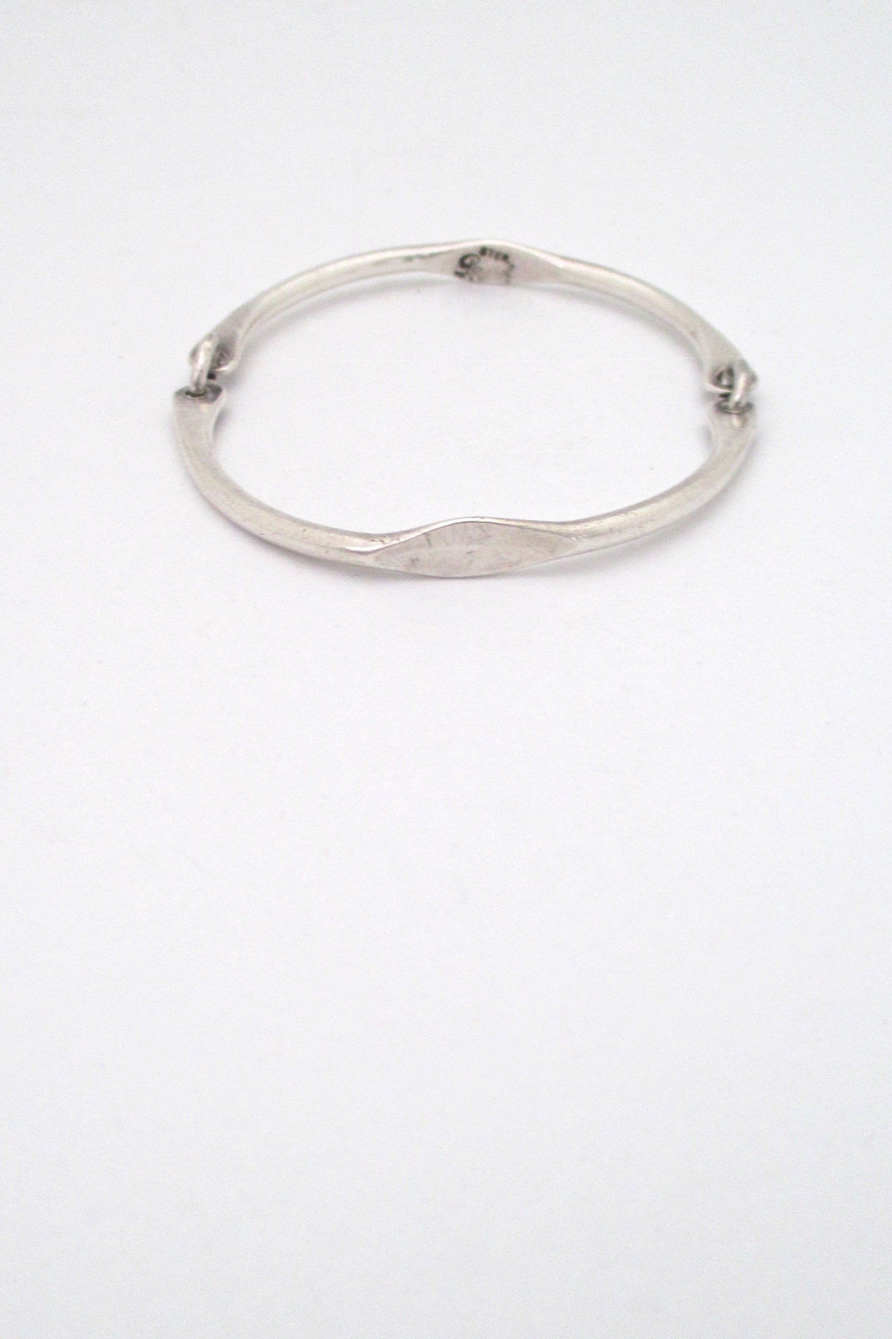 detail Rafael Alfanadary Canada vintage sterling silver hinged bangle bracelet