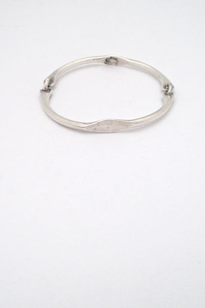 detail Rafael Alfanadary Canada vintage sterling silver hinged bangle bracelet