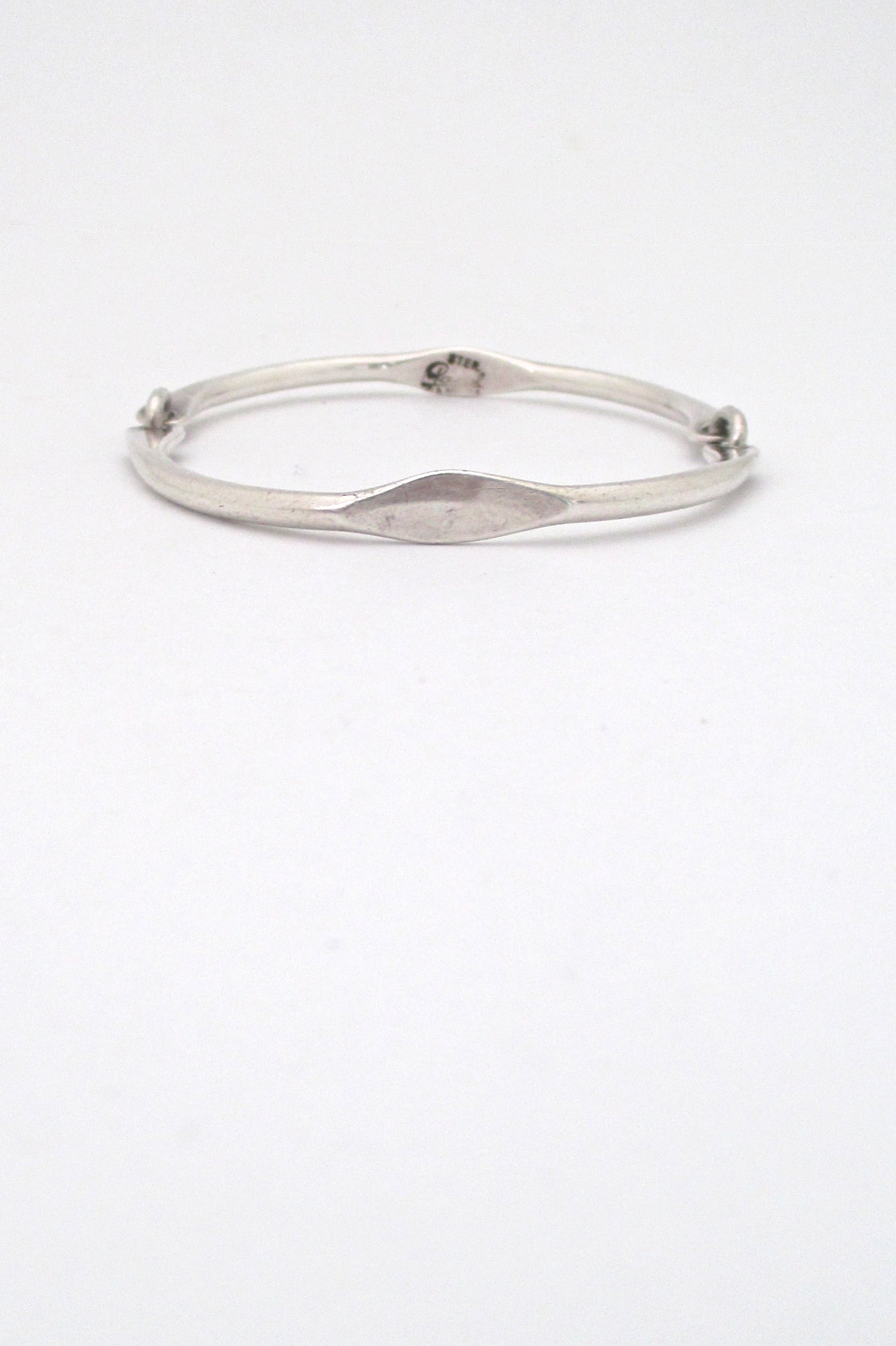 profile Rafael Alfanadary Canada vintage sterling silver hinged bangle bracelet