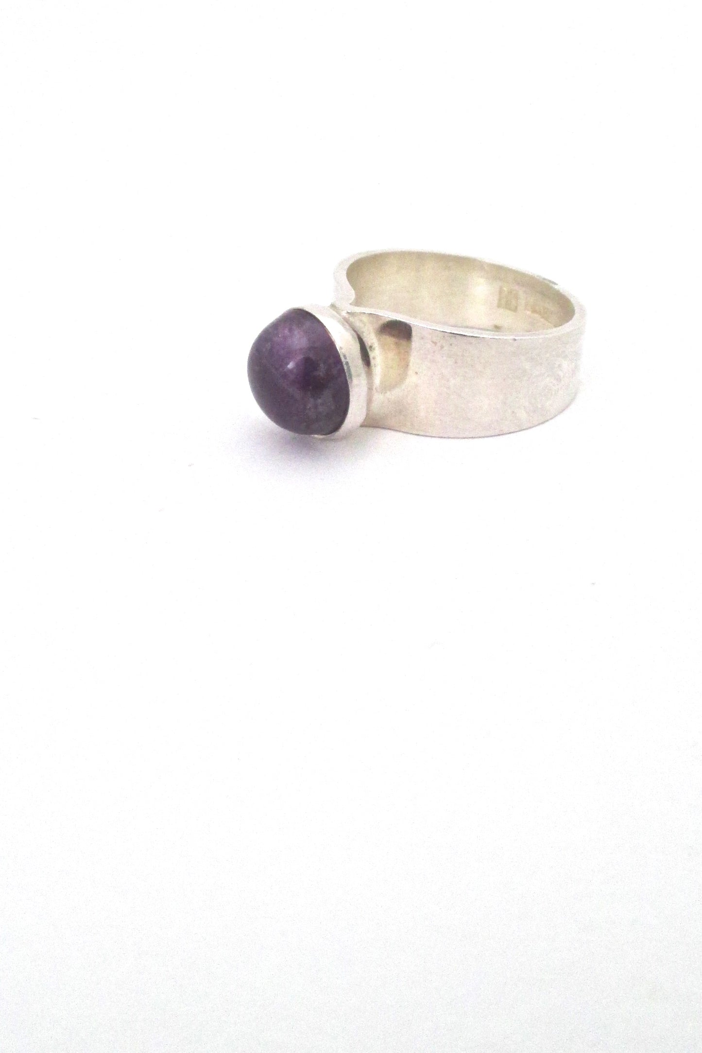 detail Kaunis Koru Finland vintage silver and amethyst Modernist ring by Rauno Oma Mättö 1975