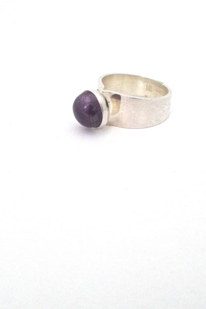detail Kaunis Koru Finland vintage silver and amethyst Modernist ring by Rauno Oma Mättö 1975