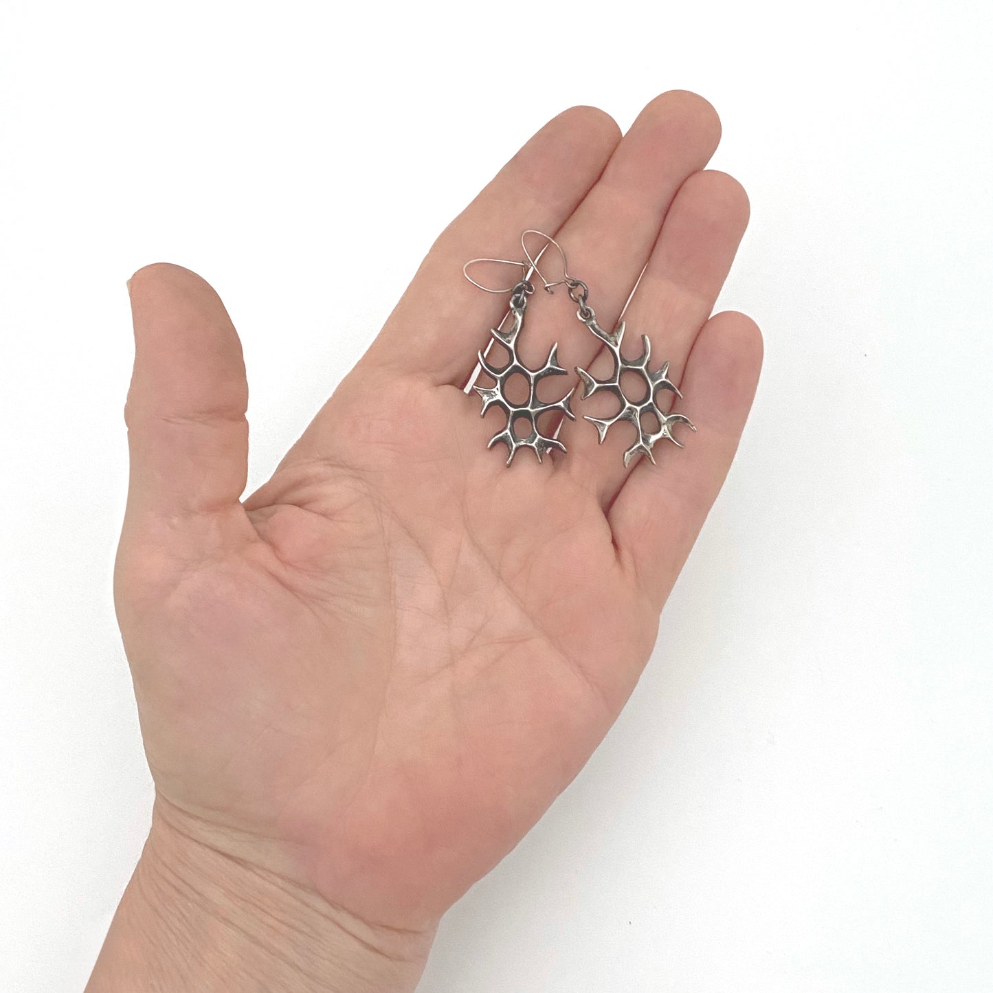 detail scale Robert Larin Canada vintage brutalist pewter drop earrings mid century Canadian design jewelry