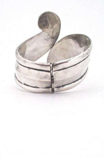detail Taxco Mexico vintage sterling silver large modernist clamper bracelet mid century design