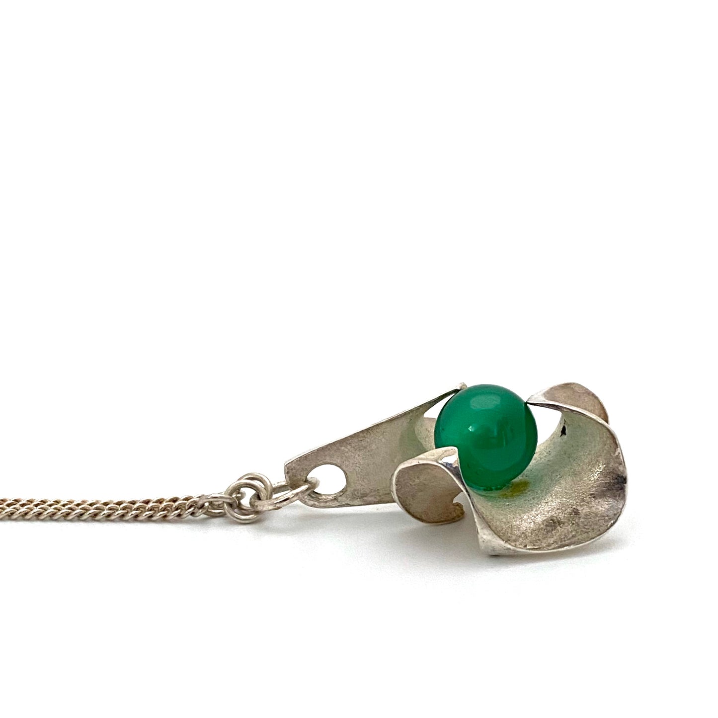 detail Matti Hyvarinen Finland vintage silver chrysoprase sculptural pendant necklace Scandinavian Modernist jewelry design