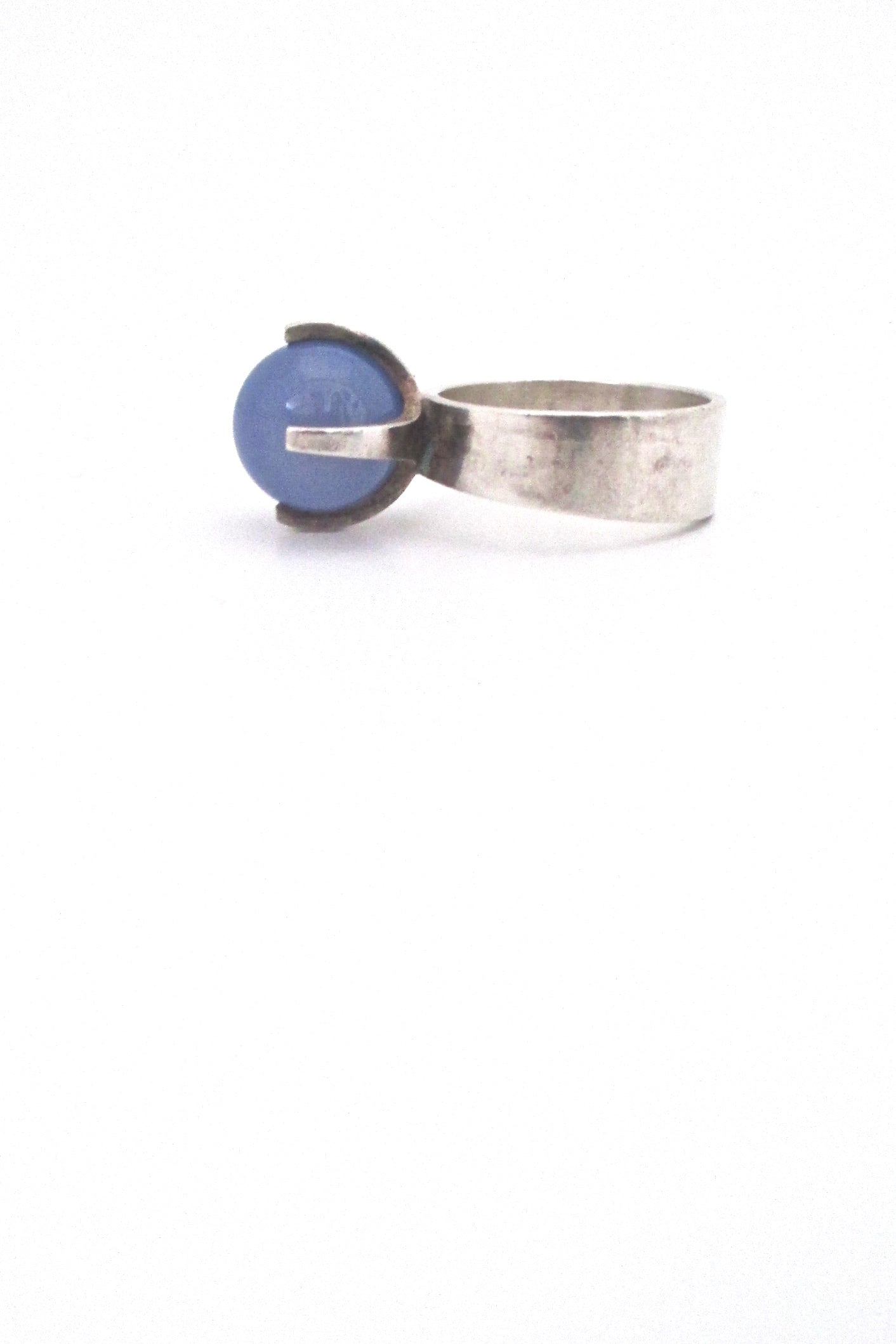 detail Elis Kauppi for Kupittaan Kulta Finland vintage mid century modernist silver chalcedony ring
