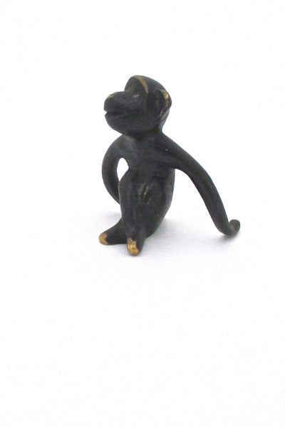 Baller diminutive bronze smiling monkey