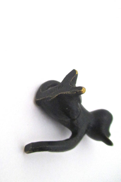 Baller diminutive bronze smiling monkey