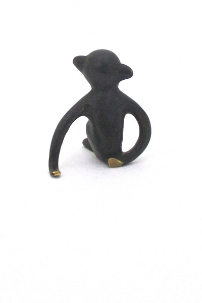Baller diminutive bronze smiling monkey