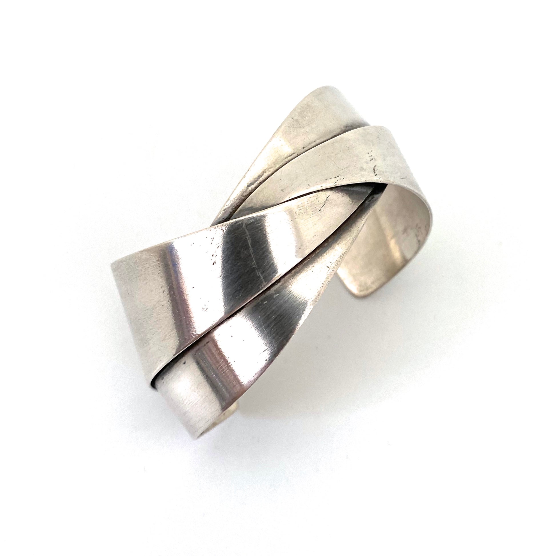 detail Otto Robert Bade ORB USA vintage folded silver cuff bracelet American Modernist jewelry design