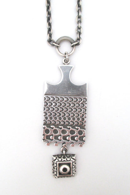 detail Pentti Sarpaneva for Turun Hopea Finland vintage kinetic silver pendant necklace
