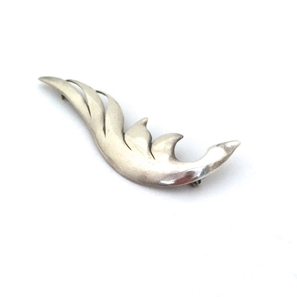 detail Madeleine Turner USA vintage silver finely hand wrought large dimensional leaf brooch Modernist jewelry design