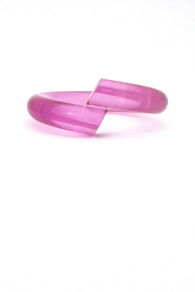 detail Judith Hendler USA vintage acrylic bright translucent pink bypass bangle bracelet
