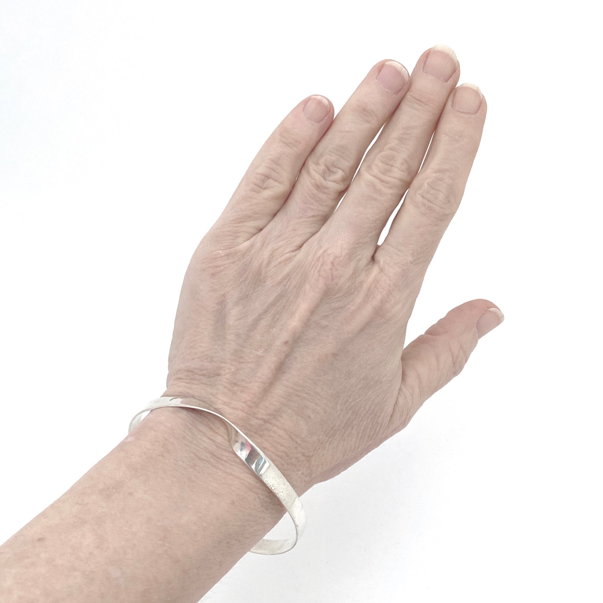 detail John Lewis USA vintage silver twisted bangle bracelet 1976 Modernist jewelry design