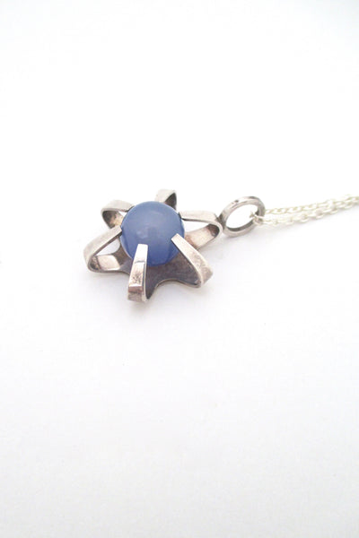 detail Elis Kauppi for Kupittaan Kulta Finland vintage modernist silver chalcedony star pendant necklace