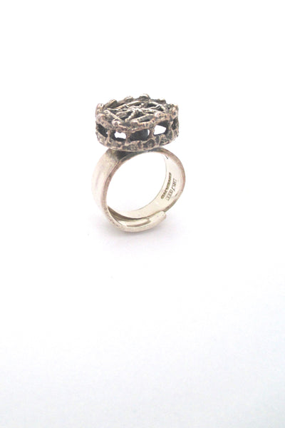 detail Pentti Sarpaneva for Turun Hopea Finland vintage sterling silver Pitsi ring