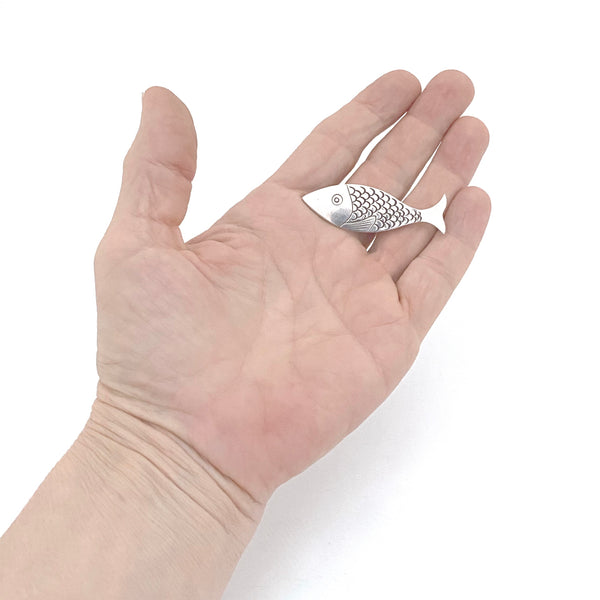 detail Eric Leyland Canada vintage sterling silver fish brooch Canadian Modernist jewelry design