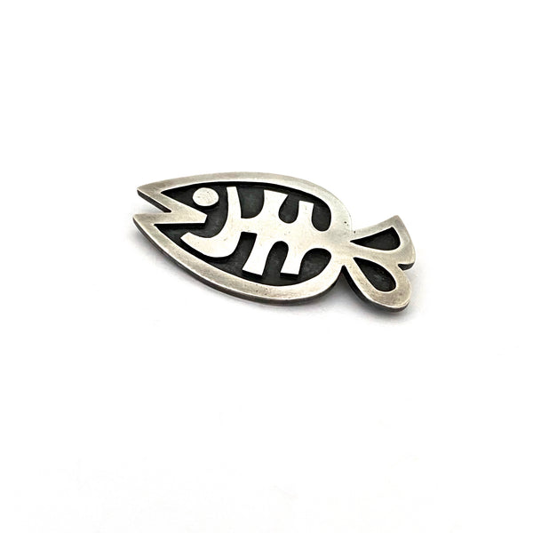 detail Eric Leyland Canada vintage layered heavy silver fish brooch Canadian Modernist jewelry design