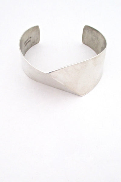 detail Pekka Piekainen for Auran Kultaseppa Finland vintage silver cuff bracelet mid century modern