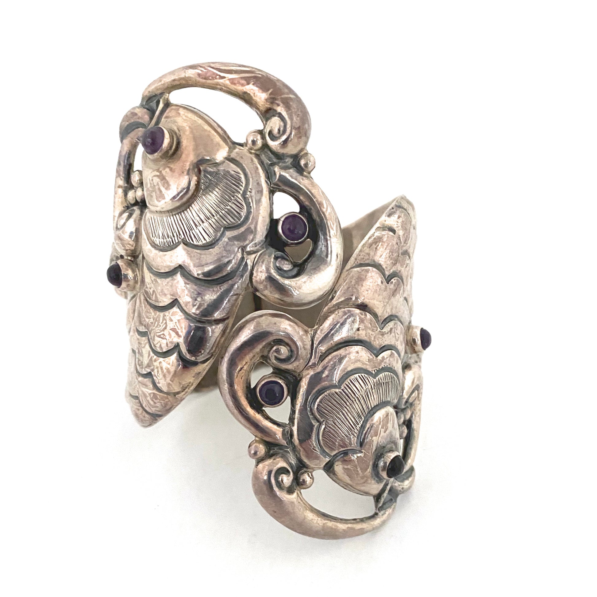 detail large vintage silver amethyst fish clamper bracxelet by E de Pichardo Renacimiento, Taxco Mexico mid century modernist jewelry design 