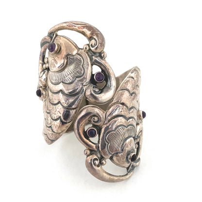 detail large vintage silver amethyst fish clamper bracxelet by E de Pichardo Renacimiento, Taxco Mexico mid century modernist jewelry design 