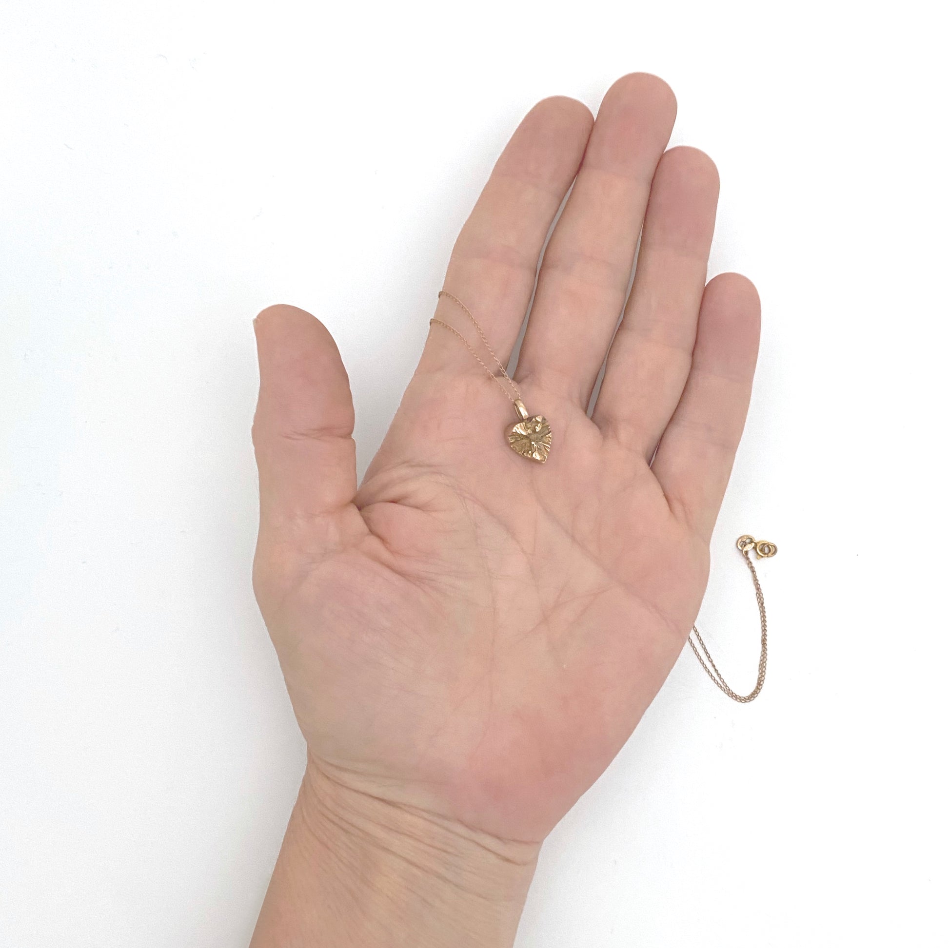 scale Lapponia Finland vintage 14k gold heart charm pendant necklace 1975 Björn Weckström Scandinavian Modernist jewelry design
