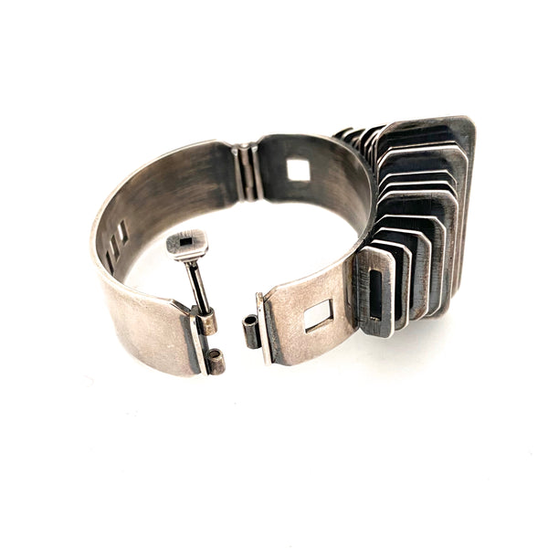 catch detail vintage studio made exceptional heavy silver hinged fins bracelet unknown maker Modernist jewelry design