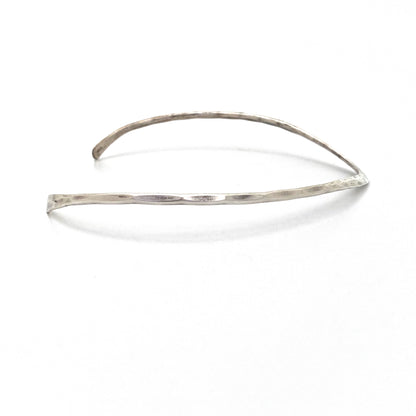 detail Gerald Stinn USA vintage hammered silver neck ring necklace Modernist jewelry design