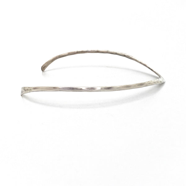 detail Gerald Stinn USA vintage hammered silver neck ring necklace Modernist jewelry design