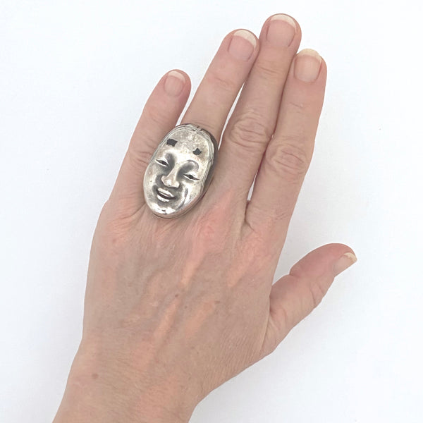 scale Trifari Diane Love Japanese Mask ring 1970 rare