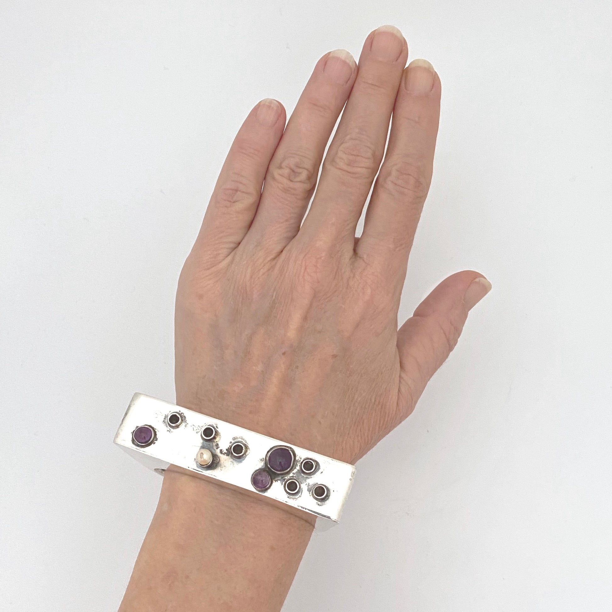 scale Rachel Gera attr Israel large silver amethyst pearly cuff bracelet Modernist jewelry design