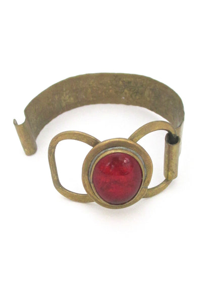 detail Rafael Alfandary Canada vintage brutalist brass transparent red hinged bracelet