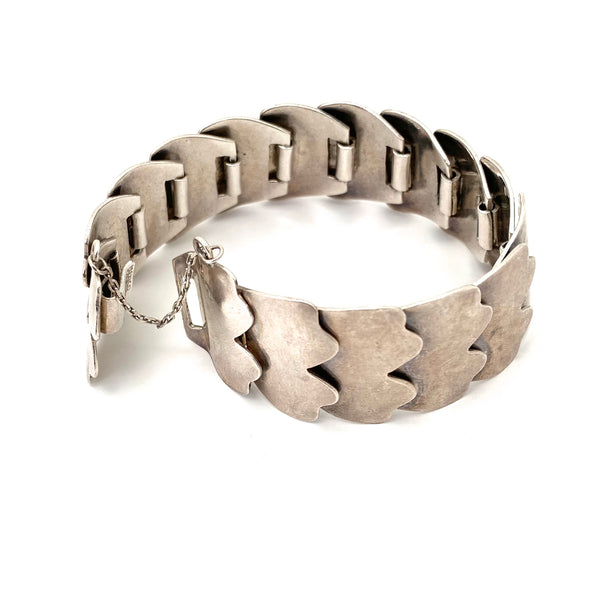 detail catch vintage silver overlapping links scales bracelet Mexico Modernist jewelry design