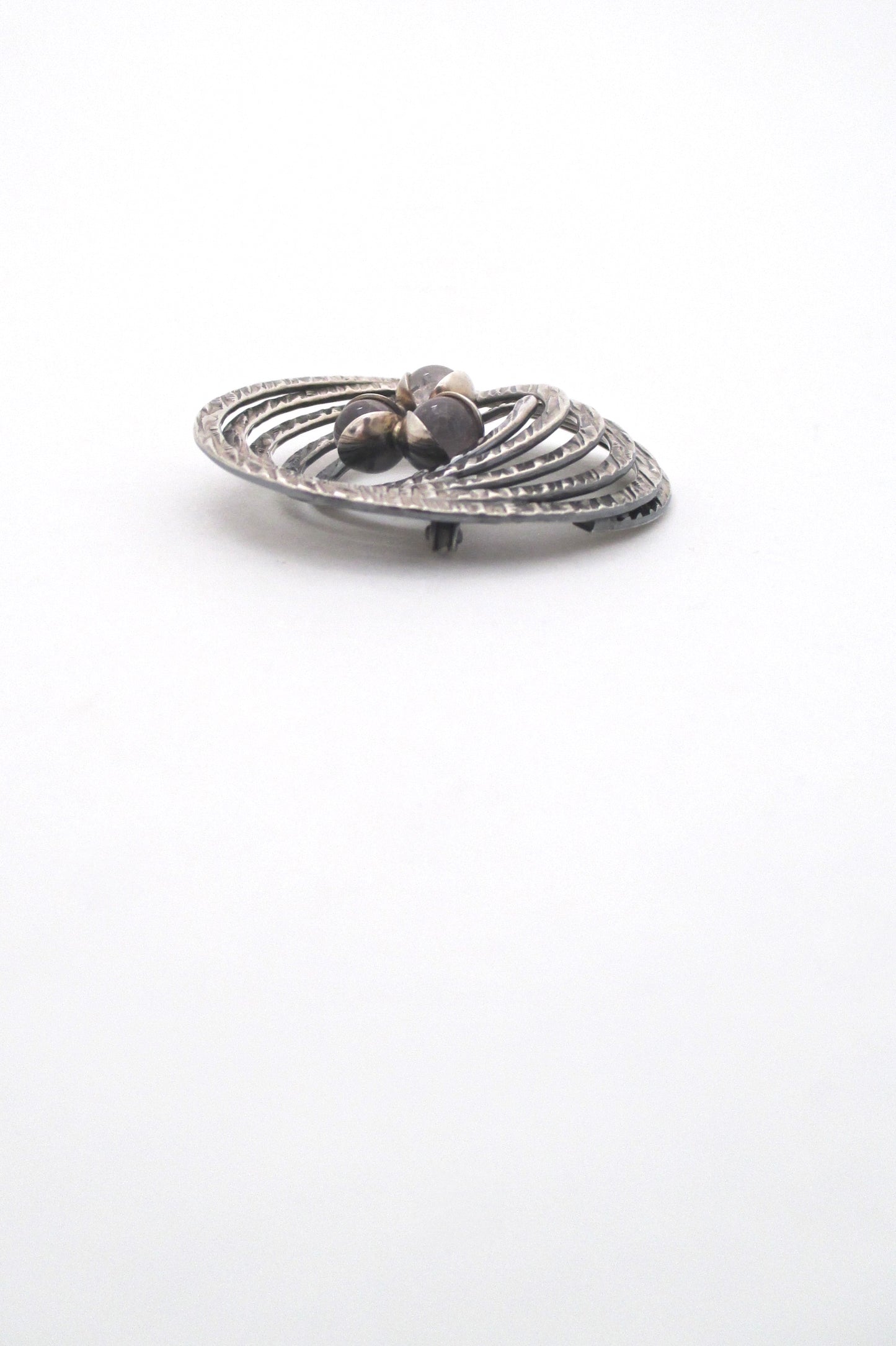 proile Elis Kauppi for Kupittaan Kulta Finland vintage textured silver chalcedony brooch Modernist design