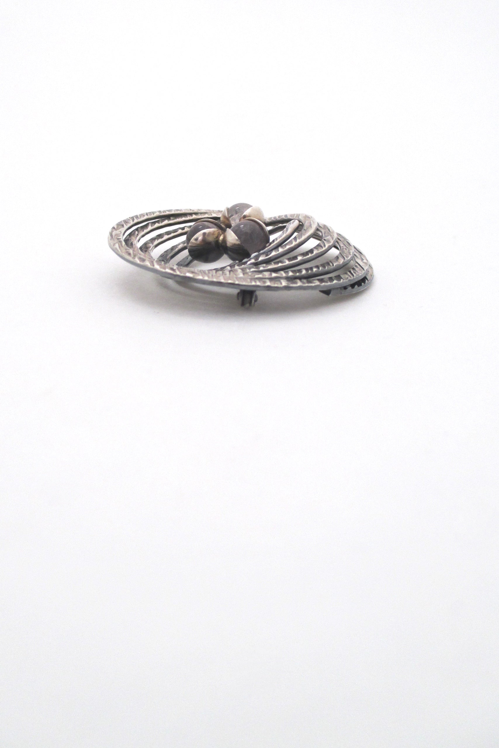 proile Elis Kauppi for Kupittaan Kulta Finland vintage textured silver chalcedony brooch Modernist design