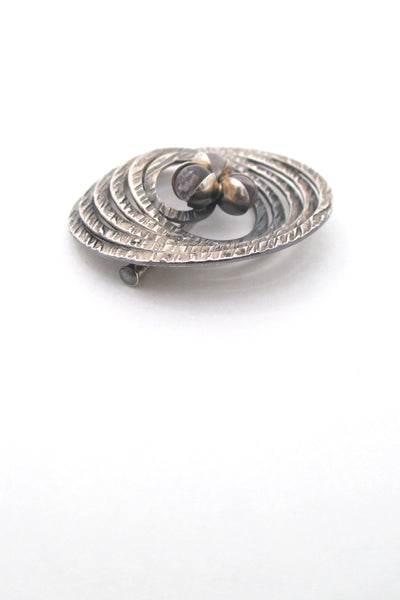 detail Elis Kauppi for Kupittaan Kulta Finland vintage textured silver chalcedony brooch Modernist design