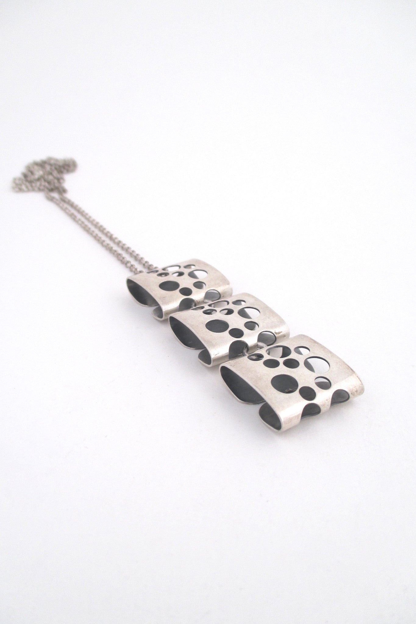 detail Elis Kauppi for Kupittaan Kulta long kinetic pierced silver pendant necklace