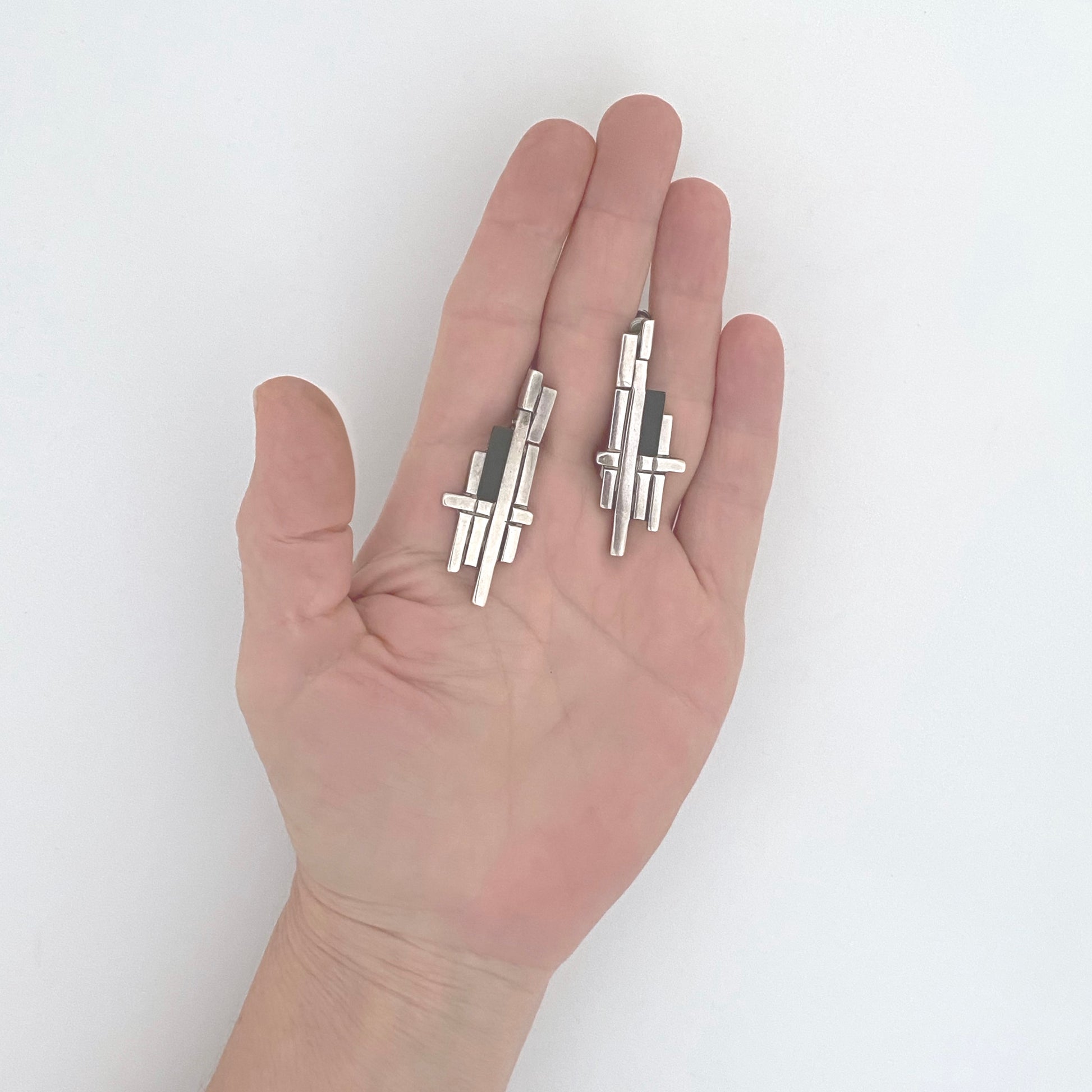 scale Antonio Pineda Taxco Mexico 970 silver onyx earrings Modernist jewelry design