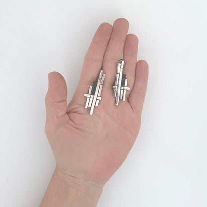 scale Antonio Pineda Taxco Mexico 970 silver onyx earrings Modernist jewelry design