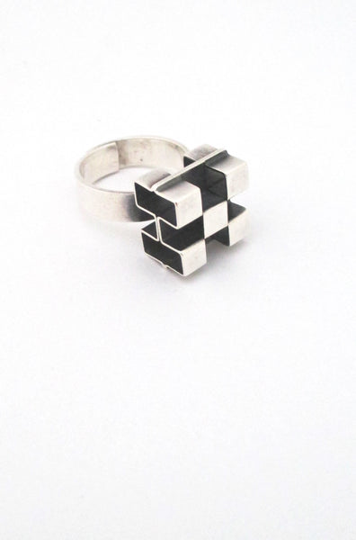 detail Elis Kauppi for Kupittaan Kulta Finland vintage Scandinavian Modernist sterling silver open cubes ring