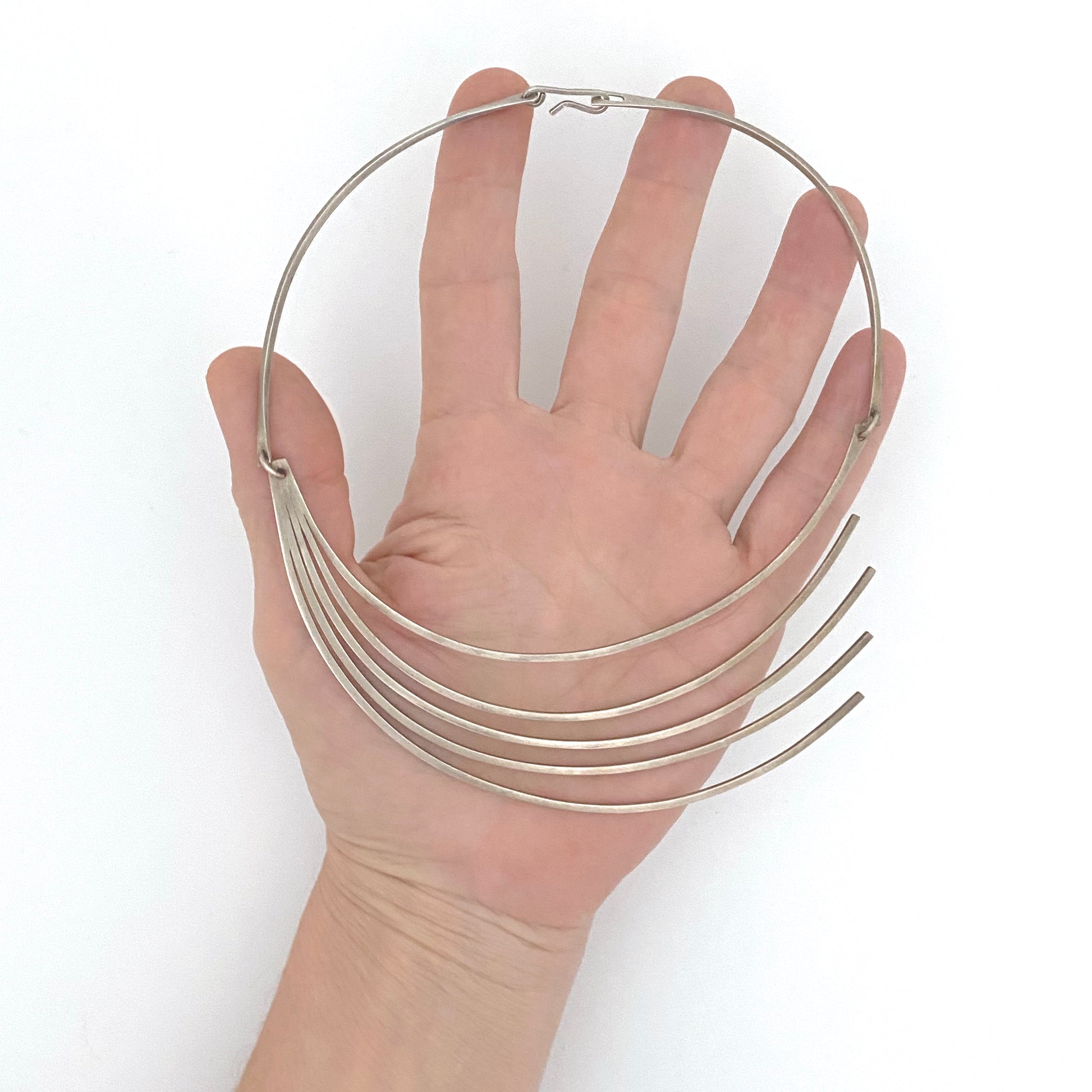 scale Betty Cooke USA vintage silver spray choker necklace American Modernist jewelry design 1960s 1970s