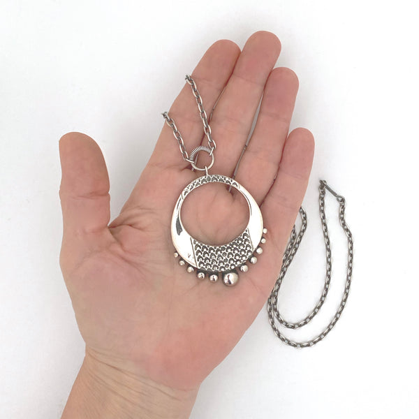 scale Pentti Sarpaneva Finland vintage textured silver open circle pendant necklace 1972 Scandinavian Modernist jewelry design