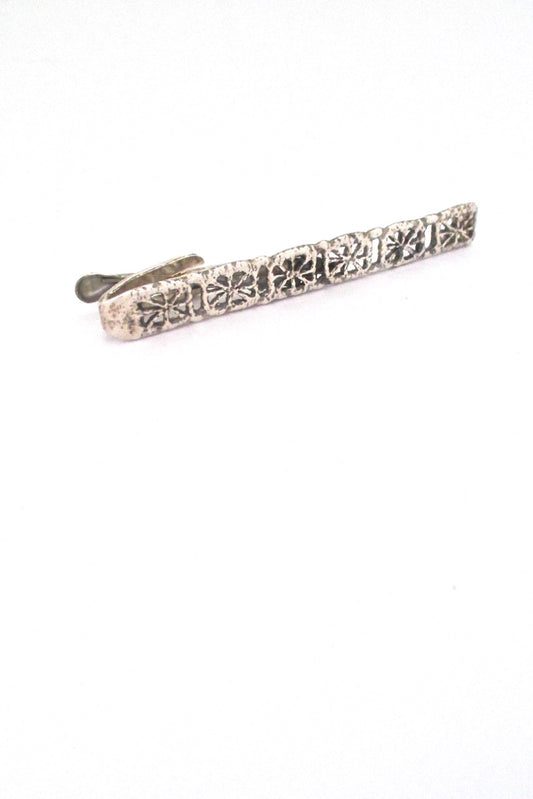 detail Pentti Sarpaneva for Turun Hopea Finland vintage silver Pitsi tie bar Scandinavian design
