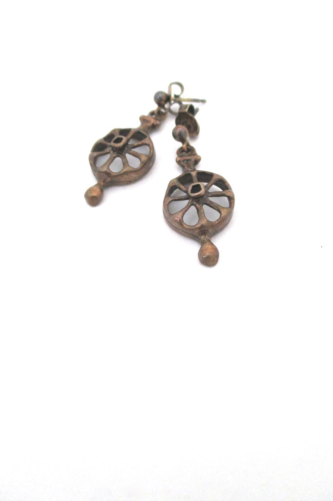 detail Uni David-Andersen Norway vintage brutalist bronze drop earrings Unn Tangerud